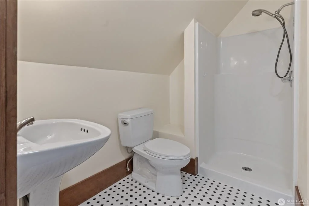 Slater Heritage House 1900 Victorian style Ferndale Washington - 21 - bathroom.jpeg