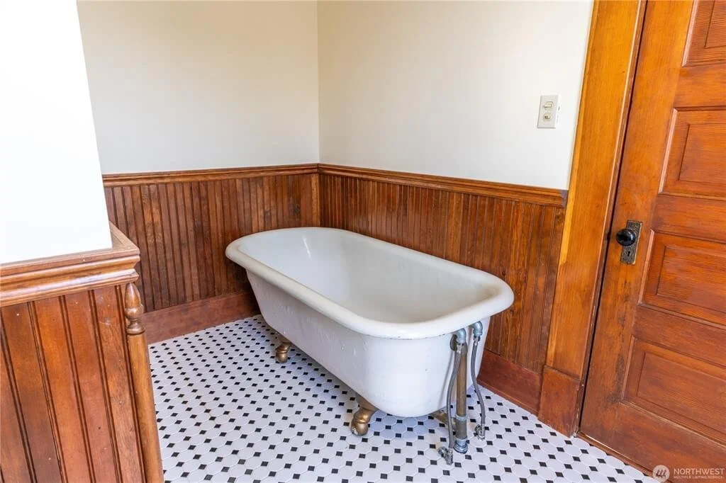 Slater Heritage House 1900 Victorian style Ferndale Washington - 25 - bathroom.jpeg