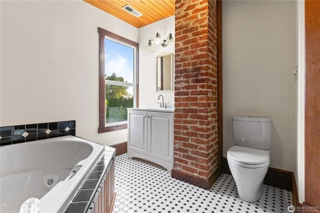 Slater Heritage House 1900 Victorian style Ferndale Washington - 29 - bathroom.jpeg