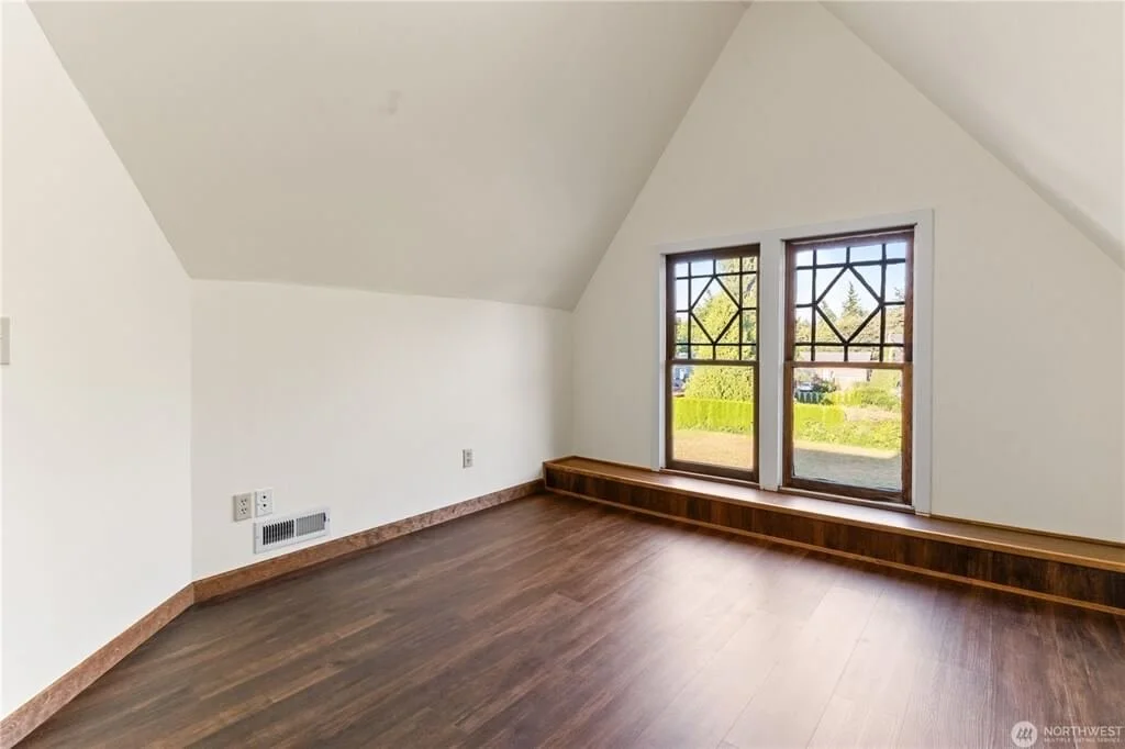 Slater Heritage House 1900 Victorian style Ferndale Washington - 31 - bedroom.jpeg