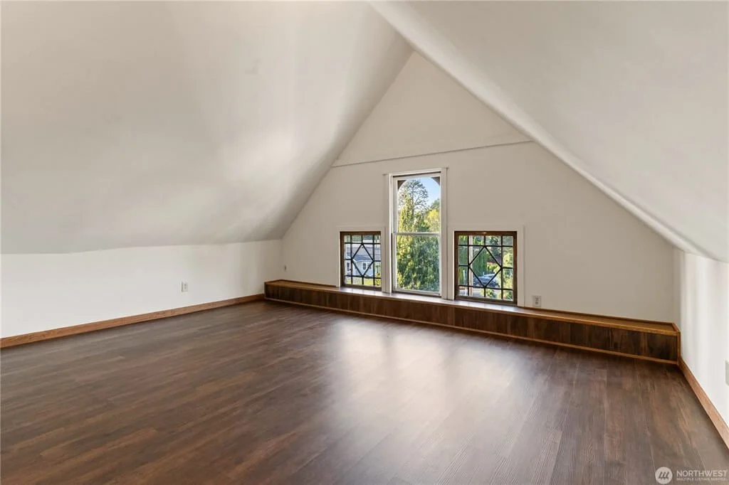Slater Heritage House 1900 Victorian style Ferndale Washington - 32 - bedroom.jpeg