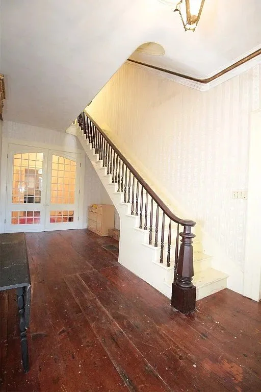 Whitehall 1840 Italianate house Smithville Flats New York - 2 - staircase.webp