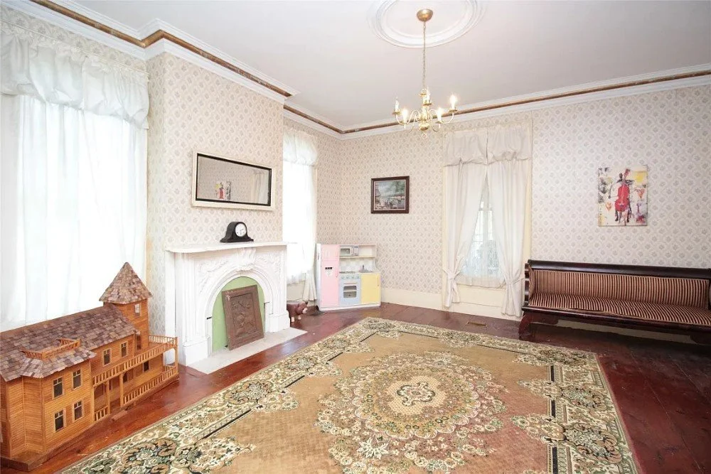 Whitehall 1840 Italianate house Smithville Flats New York - 4 - living room.webp