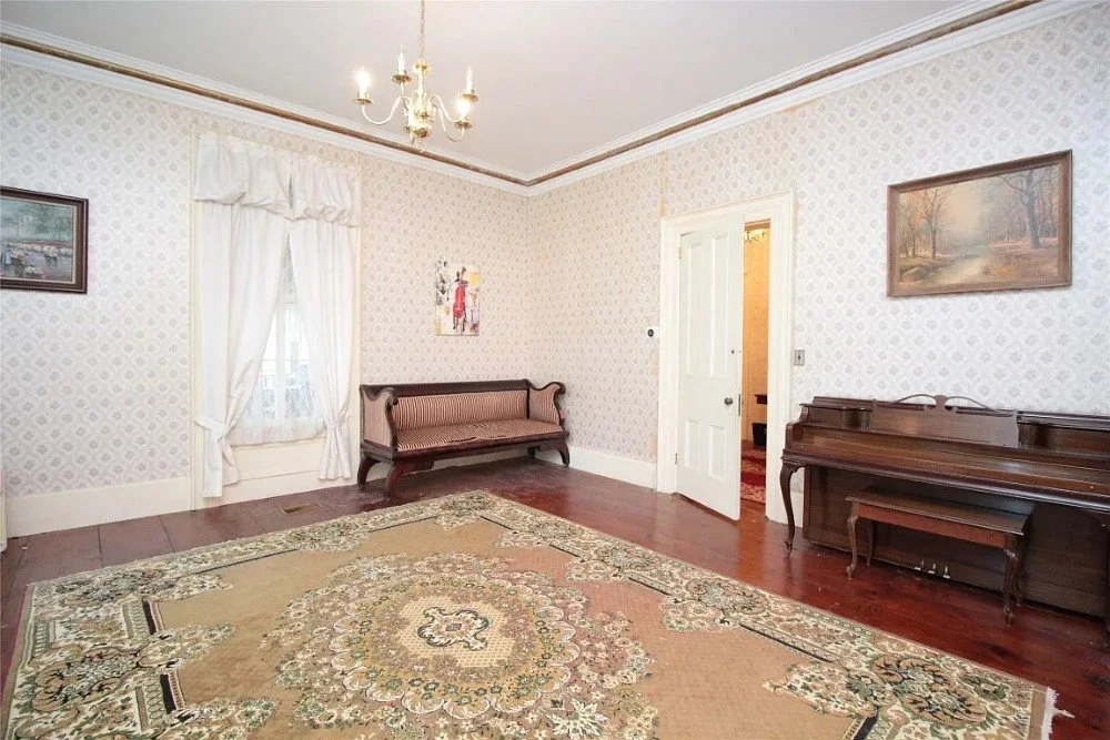 Whitehall 1840 Italianate house Smithville Flats New York - 5 - living room.webp