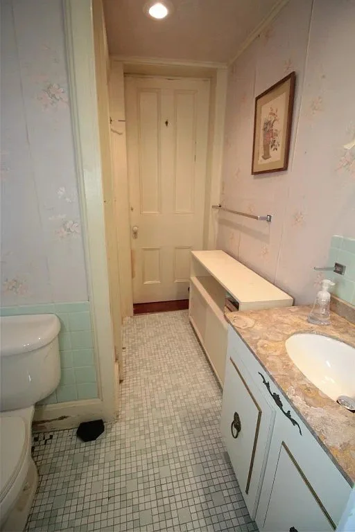 Whitehall 1840 Italianate house Smithville Flats New York - 19 - bathroom.webp