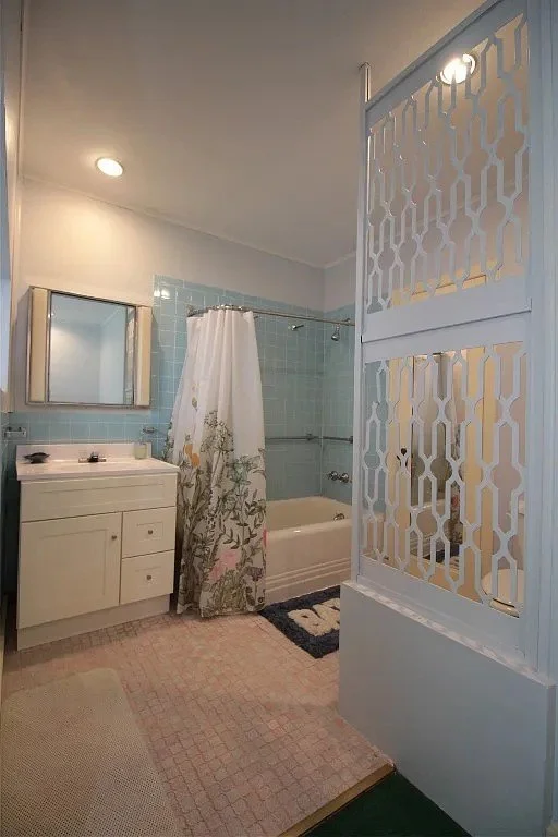 Whitehall 1840 Italianate house Smithville Flats New York - 23 - bathroom.webp