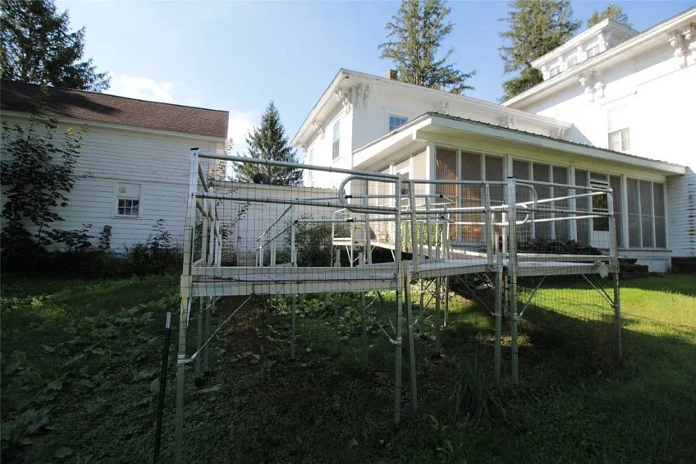 Whitehall 1840 Italianate house Smithville Flats New York - 39 - garden.webp