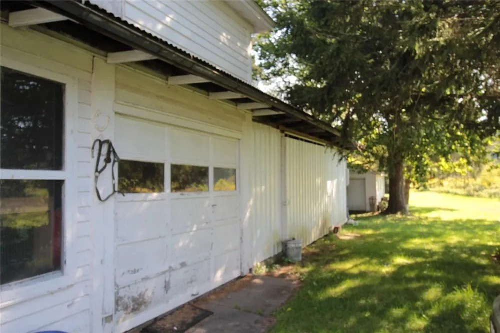 Whitehall 1840 Italianate house Smithville Flats New York - 42 - garage.webp