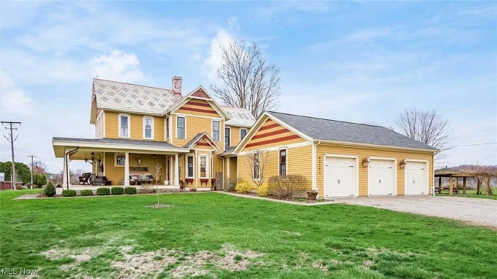 1864 Victorian Farmhouse Cambridge Ohio - 37 - garage.jpg