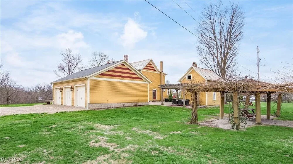1864 Victorian Farmhouse Cambridge Ohio - 40 - garage.jpg