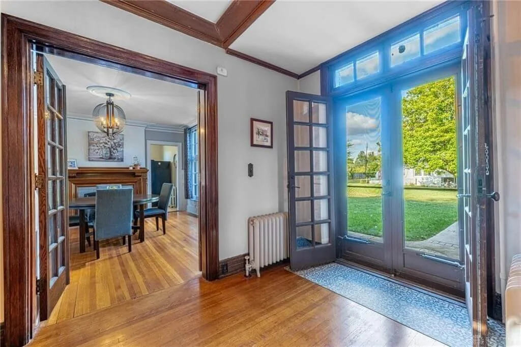 1900 Tudor house Washington Court House Ohio - 21 - entrance room.jpg