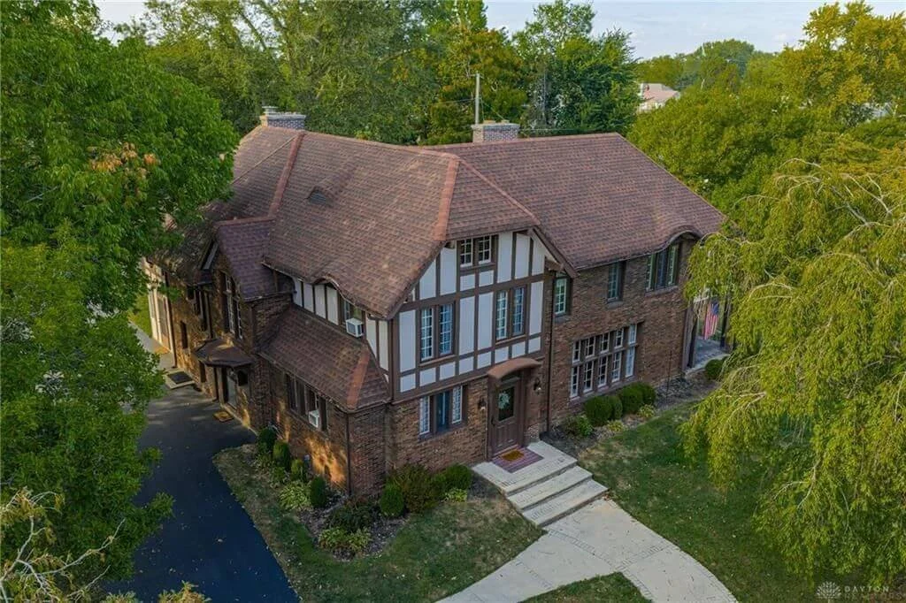 1900 Tudor house Washington Court House Ohio - 52 - side view.jpg