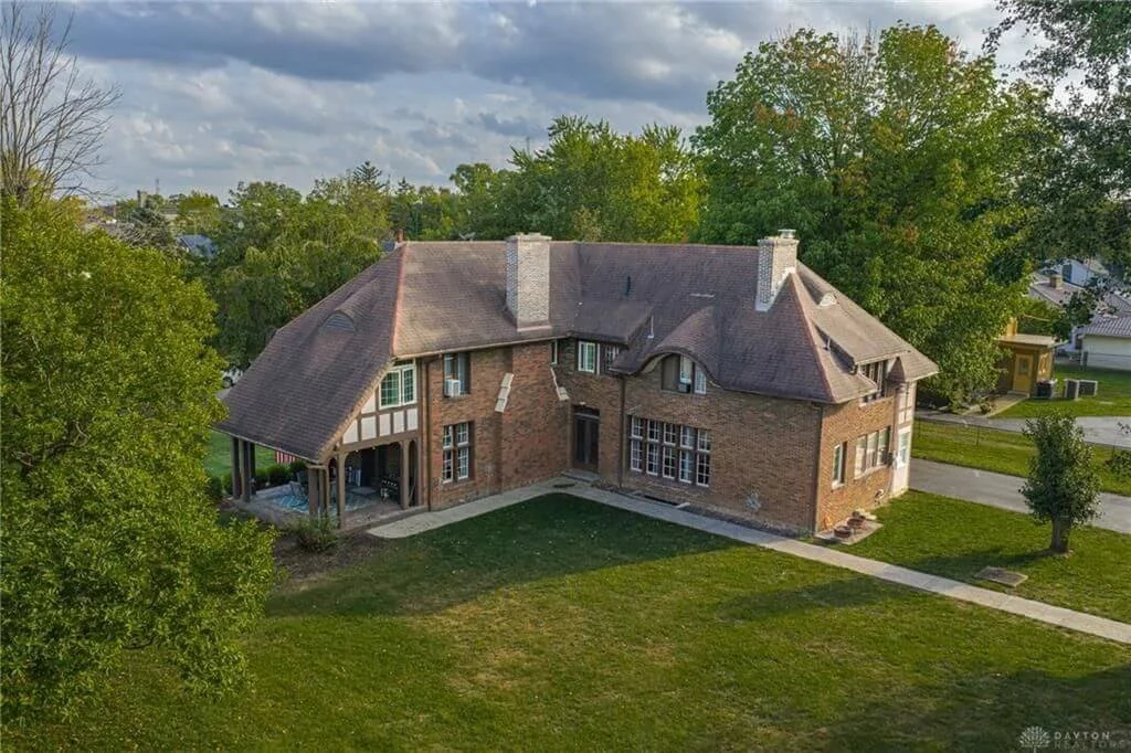 1900 Tudor house Washington Court House Ohio - 60 - side view.jpg