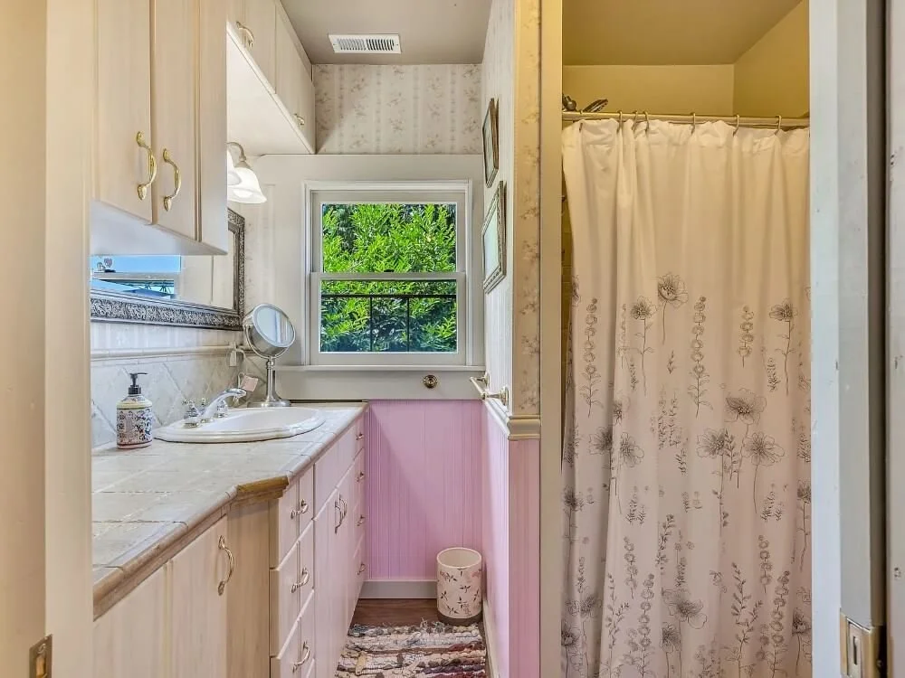 1900 Victorian house Astoria Oregon - 31 - bathroom.jpg