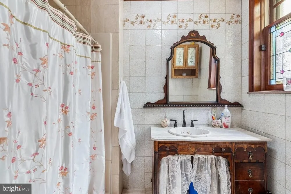 1925 brick house Philadelphia Pennsylvania - 21 - bathroom.jpg