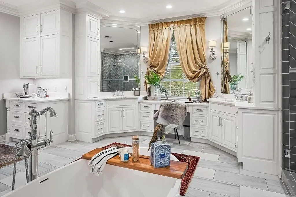 1928 Mediterranean house Cookeville Tennessee - 38 - bathroom.webp