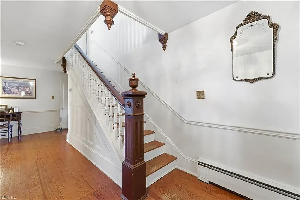 1895 Victorian house Wakefield Virginia - 10 - staircase.webp