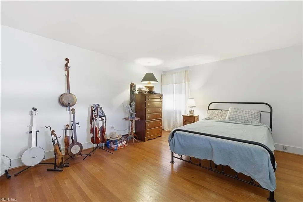 1895 Victorian house Wakefield Virginia - 17 - bedroom.webp