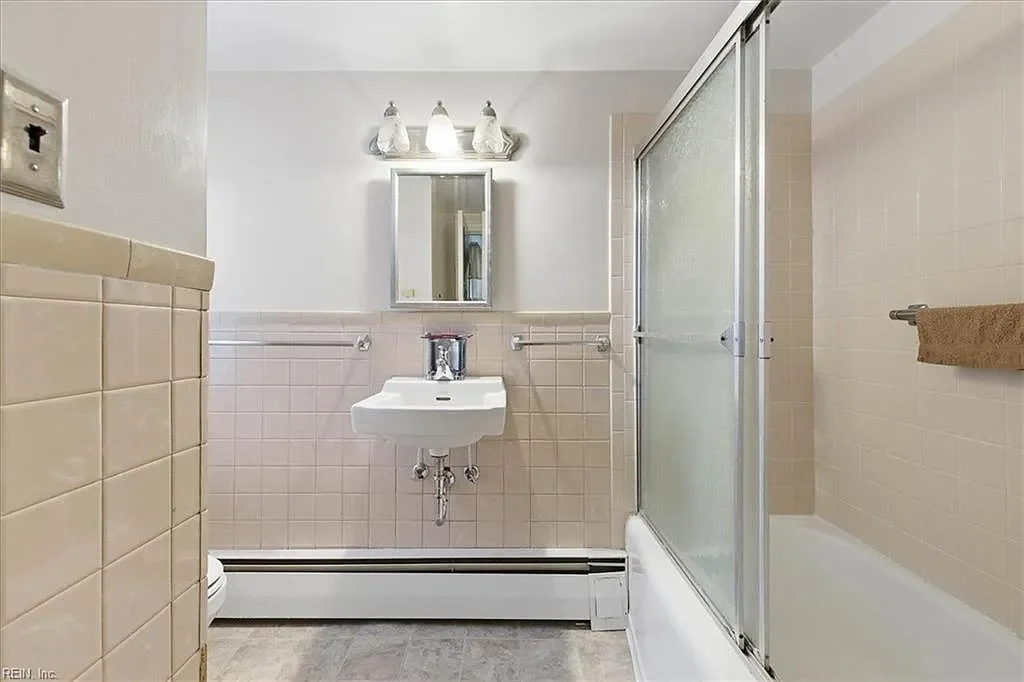 1895 Victorian house Wakefield Virginia - 18 - bathroom.webp