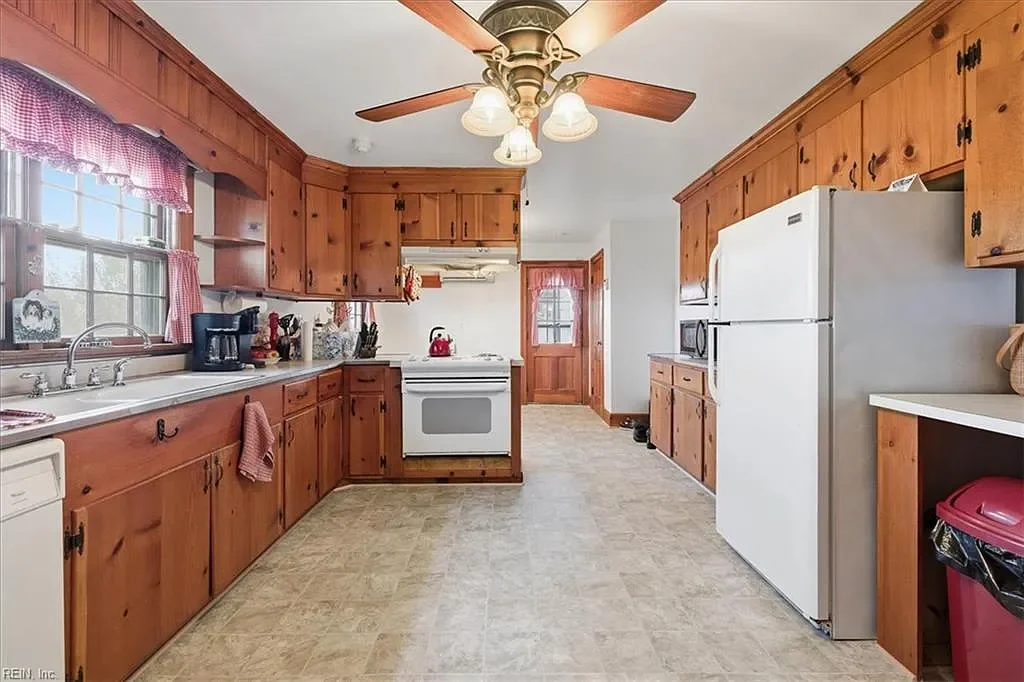 1895 Victorian house Wakefield Virginia - 19 - kitchen.webp