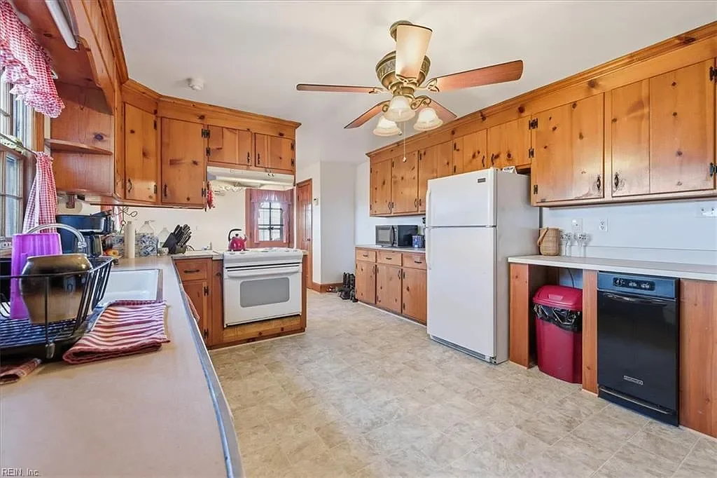 1895 Victorian house Wakefield Virginia - 20 - kitchen.webp