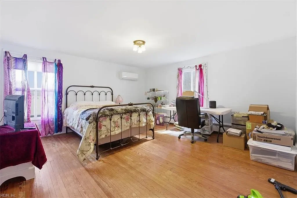 1895 Victorian house Wakefield Virginia - 23 - bedroom.webp