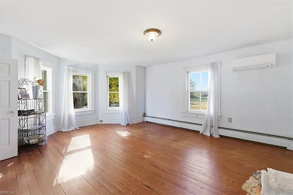 1895 Victorian house Wakefield Virginia - 27 - bedroom.webp