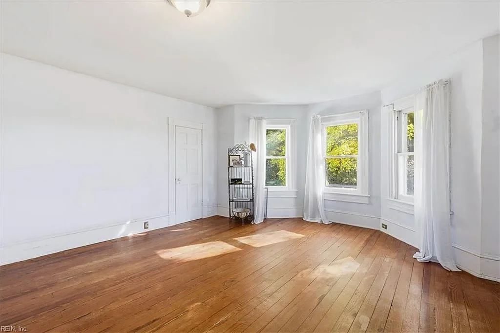 1895 Victorian house Wakefield Virginia - 28 - bedroom.webp