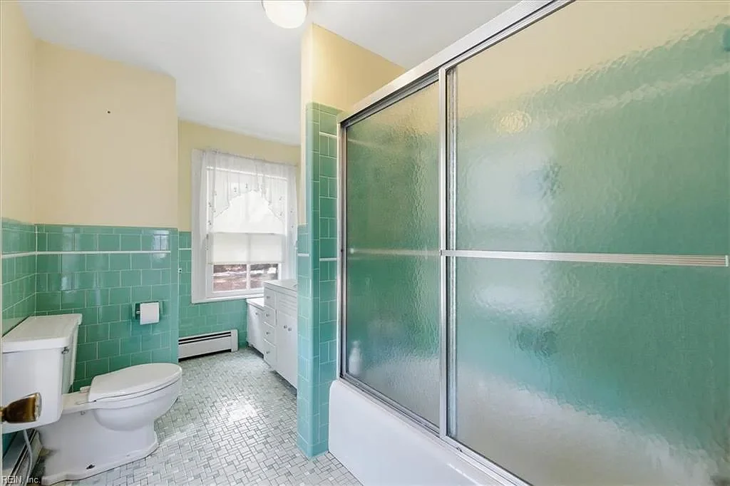 1895 Victorian house Wakefield Virginia - 29 - bathroom.webp