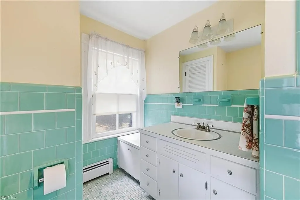 1895 Victorian house Wakefield Virginia - 30 - bathroom.webp