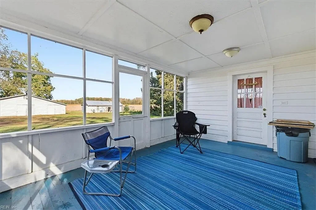 1895 Victorian house Wakefield Virginia - 31 - sunroom.webp