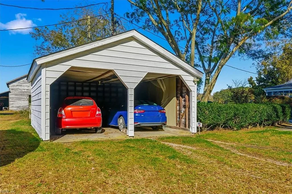 1895 Victorian house Wakefield Virginia - 43 - garage.webp