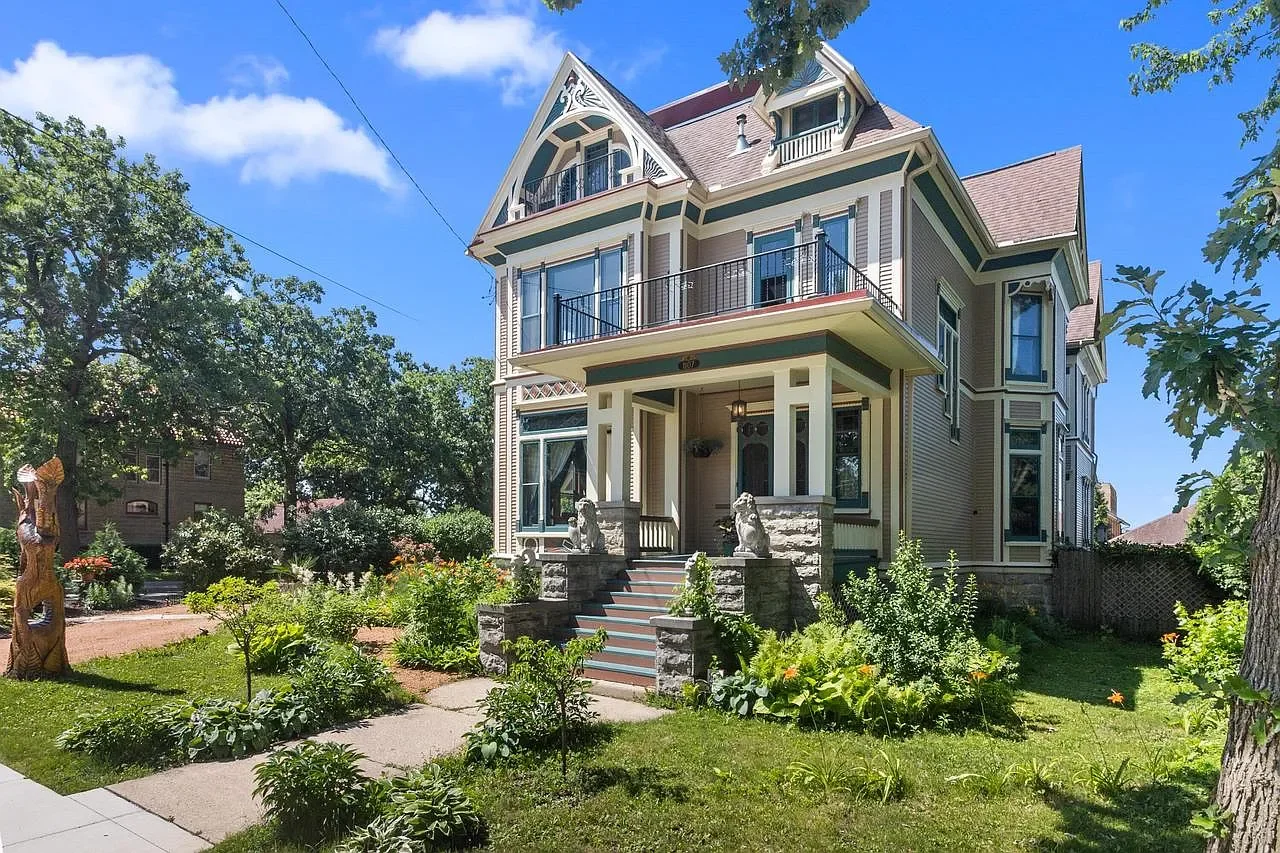 1885 Queen Anne house in Oshkosh, Wisconsin - $725k