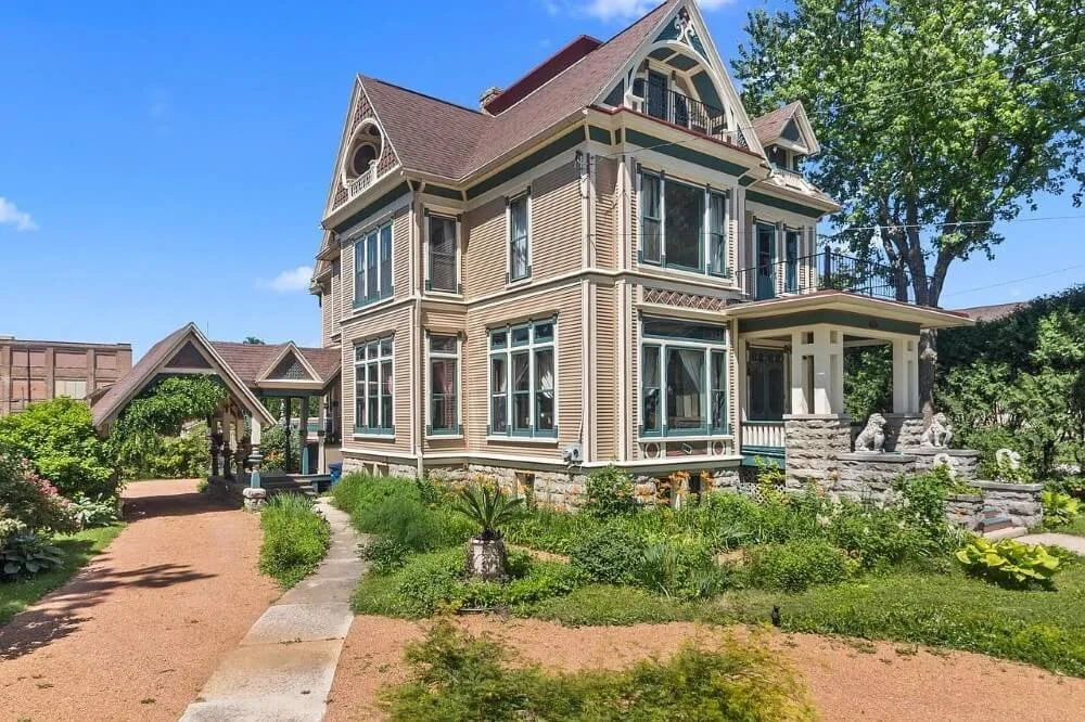 1885 Queen Anne house Oshkosh Wisconsin - 1 - front view.jpg