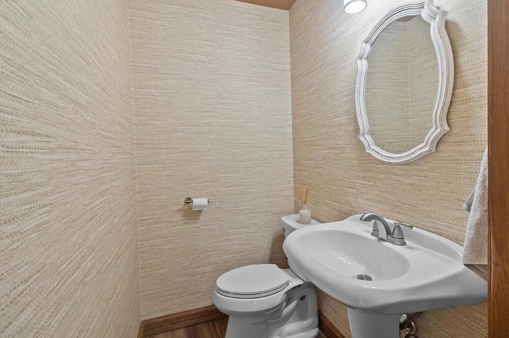 1885 Queen Anne house Oshkosh Wisconsin - 20 - bathroom.jpg