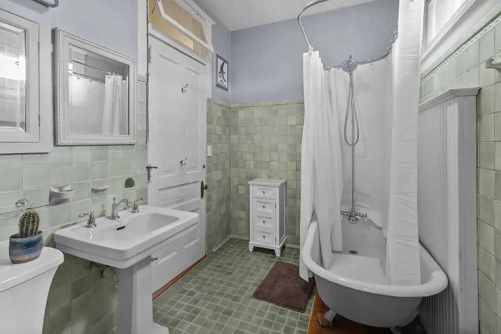 1885 Queen Anne house Oshkosh Wisconsin - 32 - bathroom.jpg