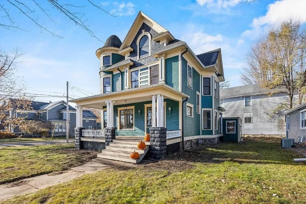 1908 Victorian house Shawano Wisconsin - 3 - front view.jpg