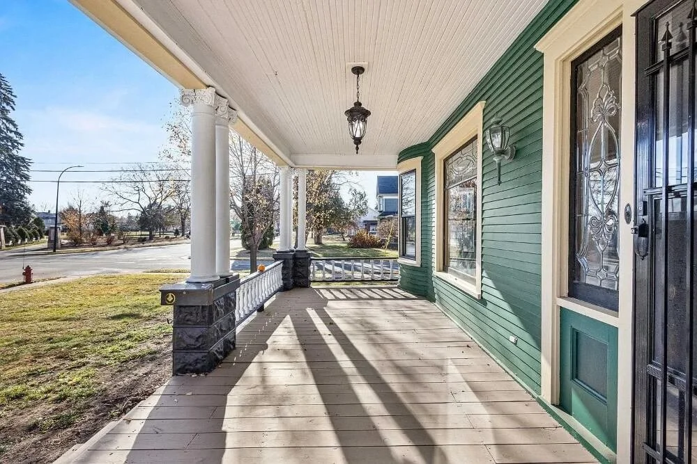 1908 Victorian house Shawano Wisconsin - 6 - patio.jpg