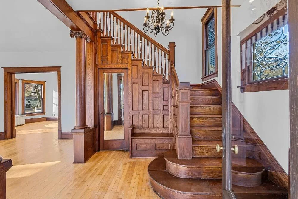1908 Victorian house Shawano Wisconsin - 8 - foyer.jpg