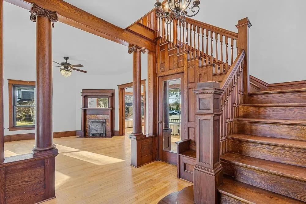 1908 Victorian house Shawano Wisconsin - 11 - foyer.jpg