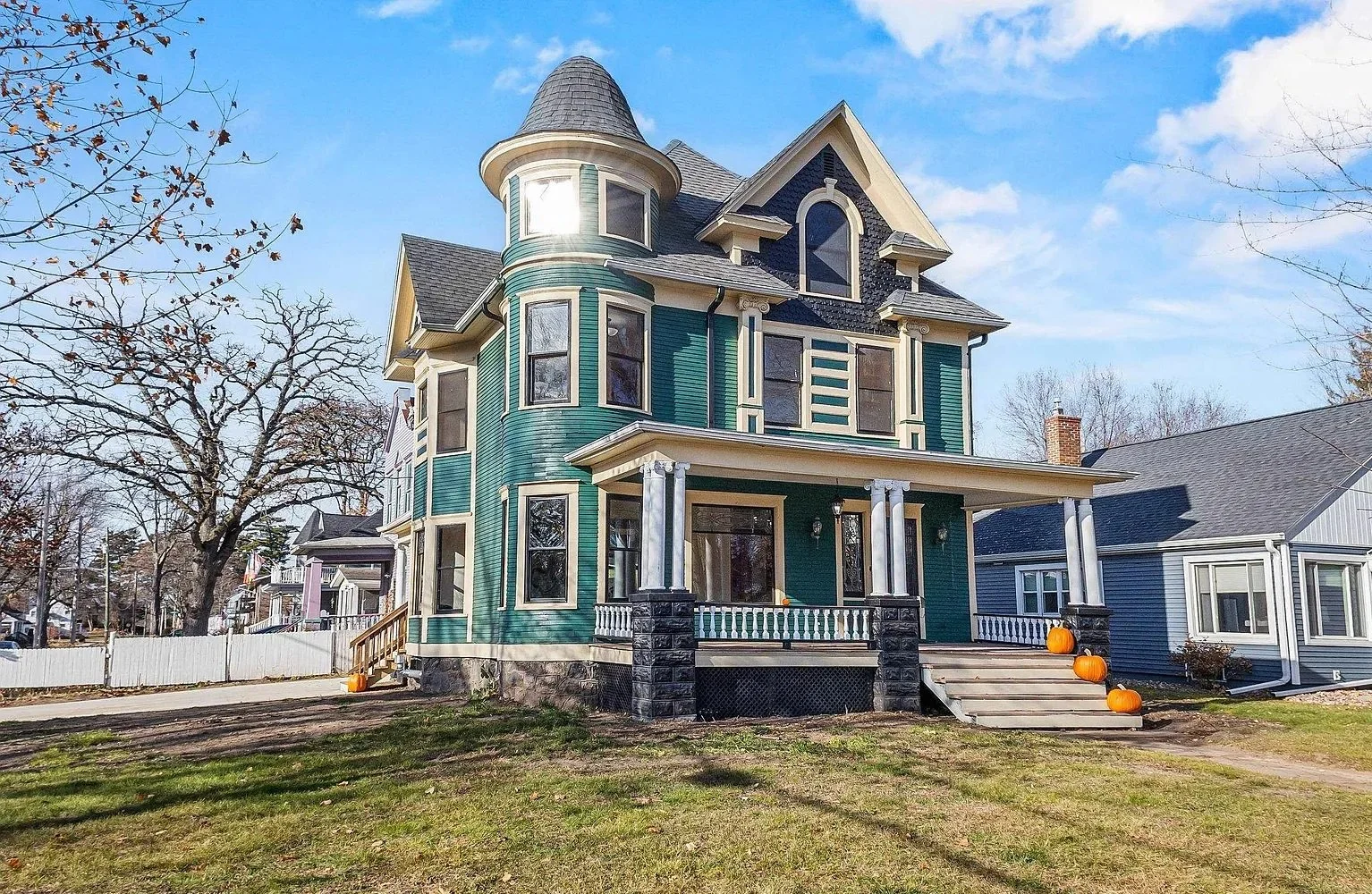 1908 Victorian house in Shawano, Wisconsin - $299k