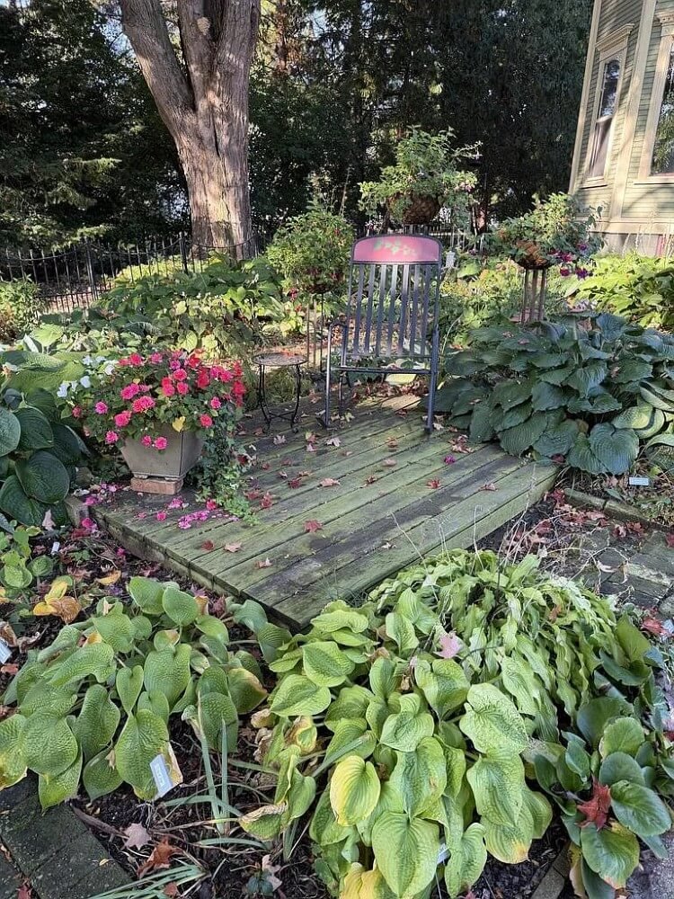 1895 Queen Anne house Fort Atkinson Wisconsin - 3 - garden.jpg