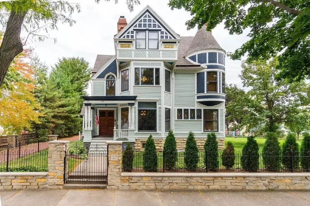 William Crosby Home 1880 Queen Anne style La Crosse Wisconsin - 1 - front view.jpg