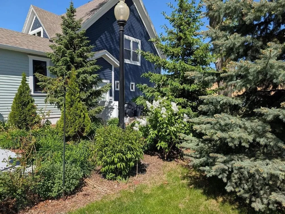 William Crosby Home 1880 Queen Anne style La Crosse Wisconsin - 13 - garden.jpg