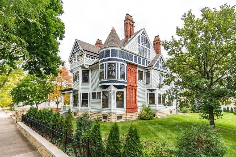 William Crosby Home 1880 Queen Anne style La Crosse Wisconsin - 72 - side view.jpg