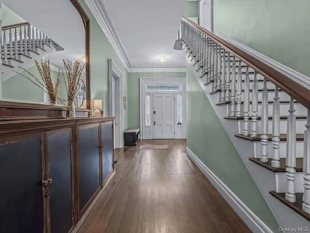 Douglas Manor 1850 Italianate house Douglaston New York - 7 - staircase.jpg