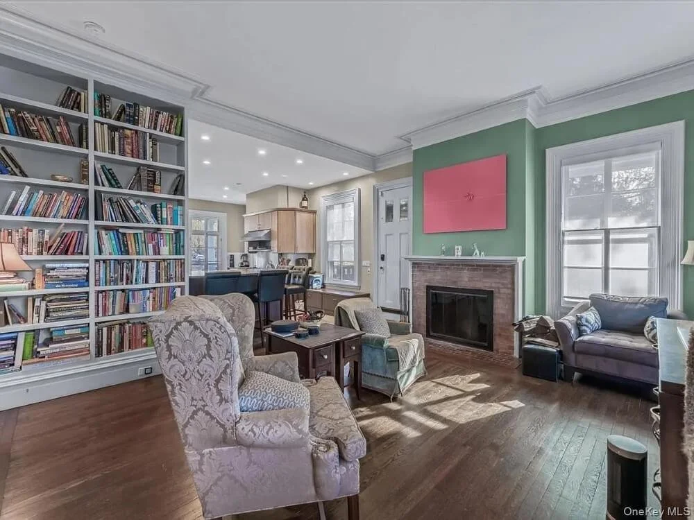 Douglas Manor 1850 Italianate house Douglaston New York - 13 - living area.jpg