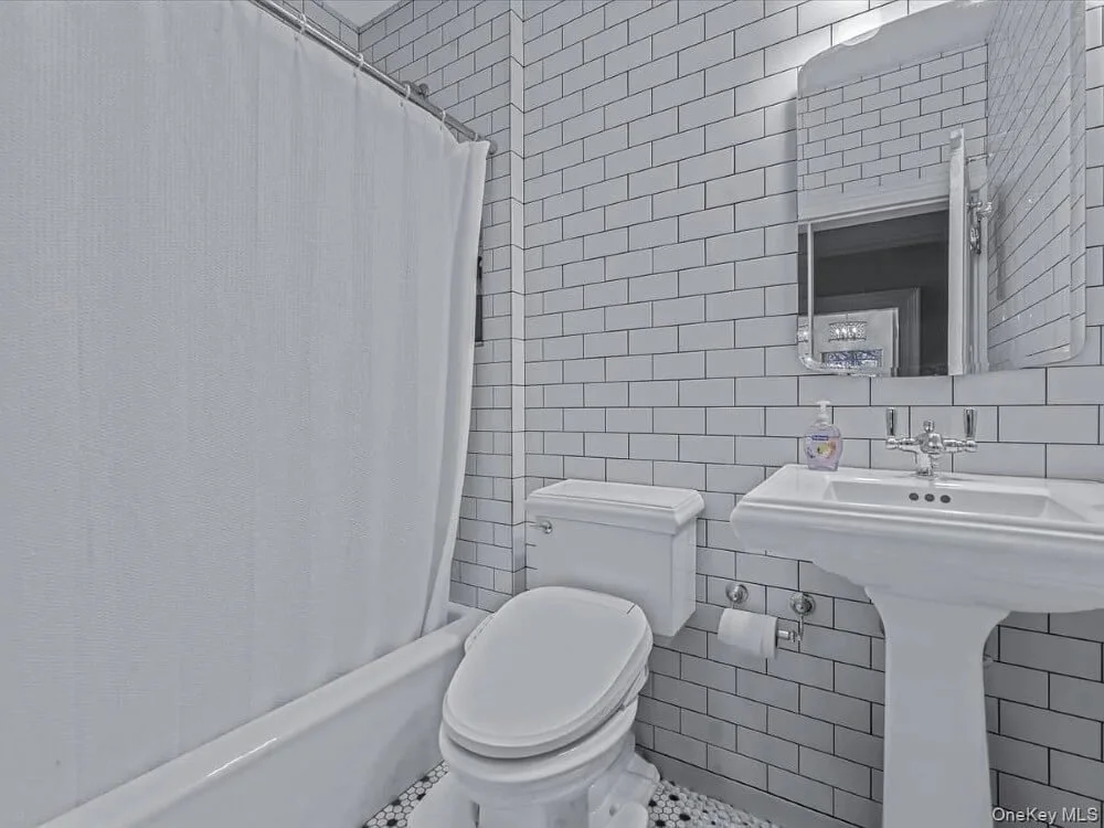 Douglas Manor 1850 Italianate house Douglaston New York - 18 - bathroom.jpg