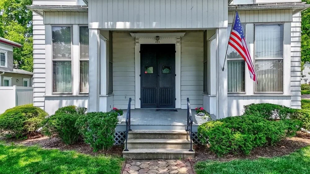 1900 American Foursquare Ottawa Illinois - 3 - front door.jpg