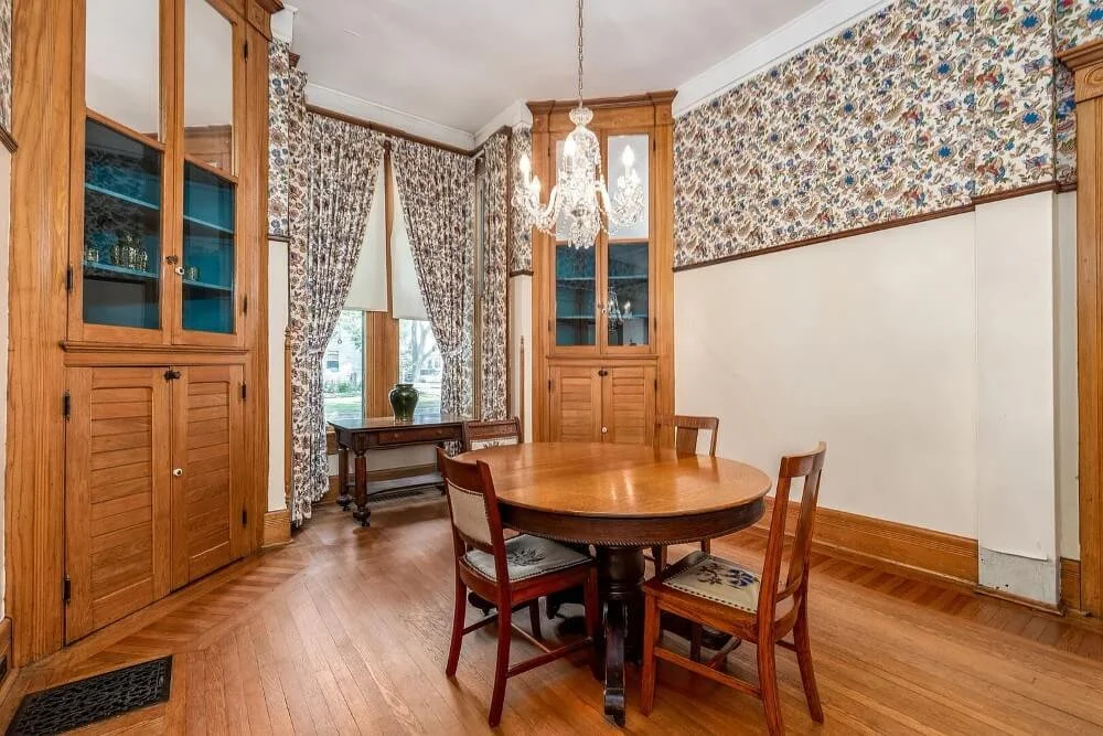 1900 American Foursquare Ottawa Illinois - 9 - dining room.jpg